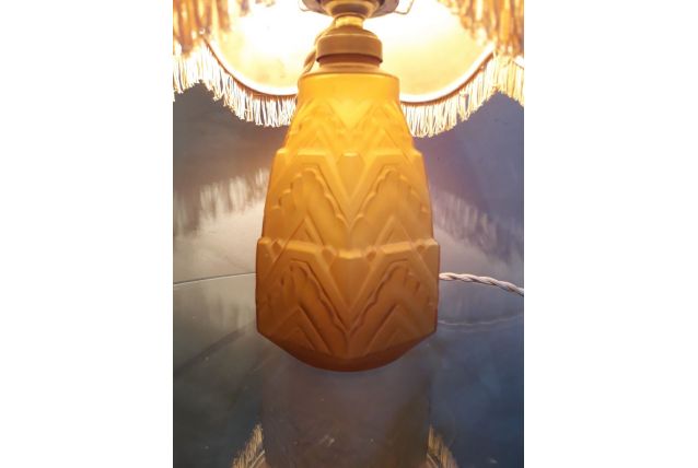 lampe signé  cla art deco en verre  opaque moulé  1930      