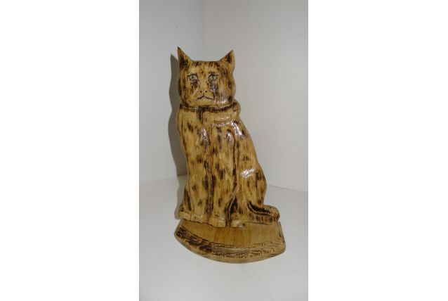 Chat  assis  bois  sculté   sur socle 