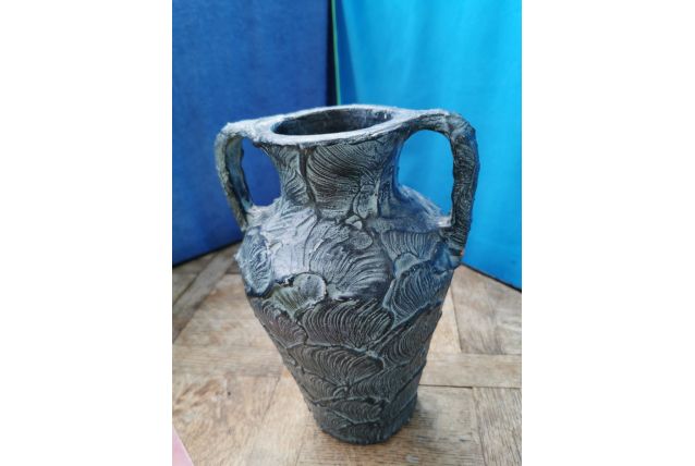 Très belle vase en terre cuite patinée .