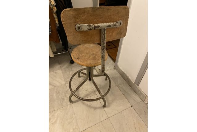 Tabouret industriel  et fauteuil de bureau  ,