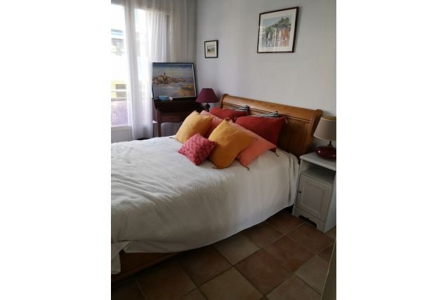 Lit en beau bois parfait état années 50 aec sommier à latte 