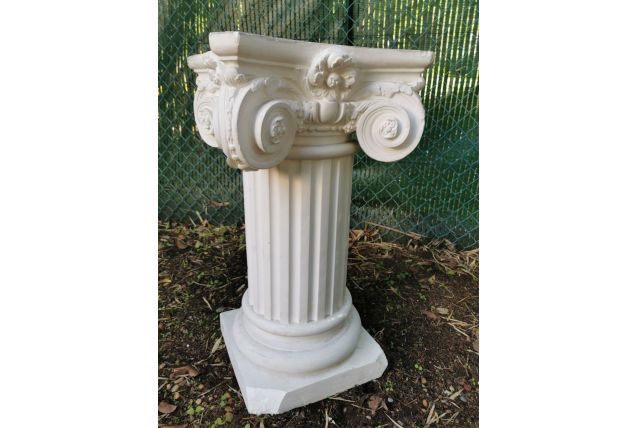 Belle colonne en en marbre aggloméré et plâtre