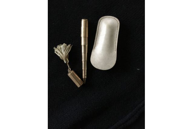 Stylo rétractable plaqué  or pompon et étui d origine 