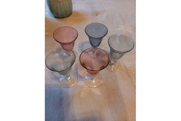 5 verres à liqueur 