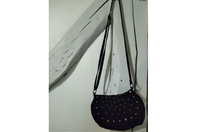 Sac sacoche petite besace en bandoulière noir nubuck clous