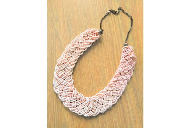 Collier en perles de rocaille rose pâle poudré tissage bohem
