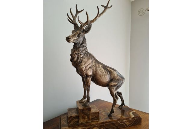 Sculpture cerf en régule sur socle en marbre