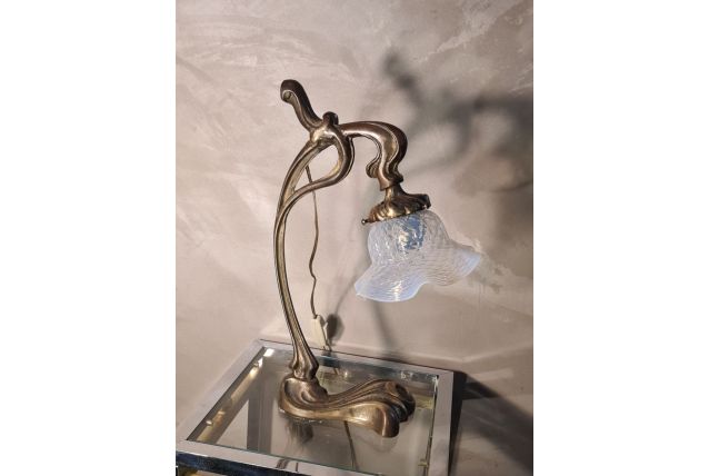 lampe bronze   art nouveau ,art deco  ,avec tulipe opalissan