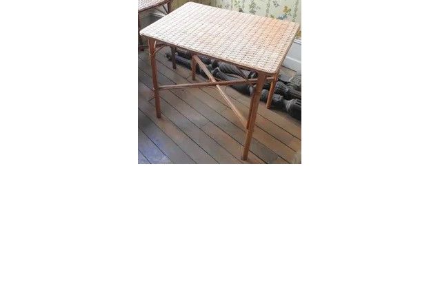 Table en rotin et piètement bambou 