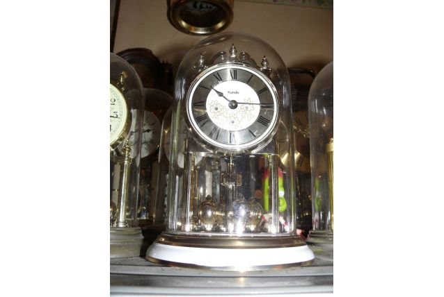 horloge sous dôme en verre