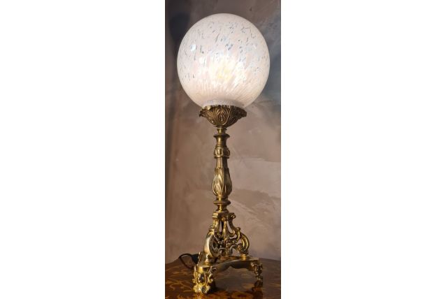 lampe bronze tripode 19em sphere opaline clichy 54x18   4kl 
