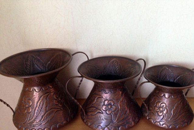 Pots décorés en cuivre anciens