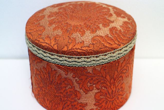 Boite en tissu couleur orange ocre