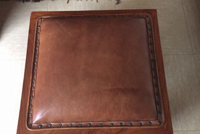 2  très beaux poufs cuir et bois