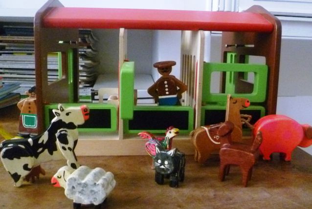 Ferme en bois, fermiers, animaux en bois