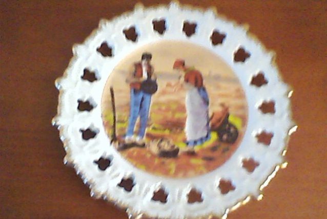 Assiette décorative en porcelaine, scène rurale. 