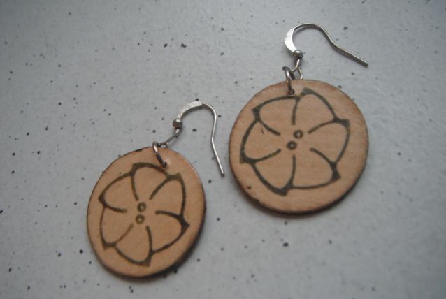 BOUCLES D'OREILLE EN CARTON ET PAPIER