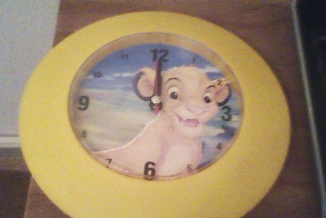 Horloge à accrocher le roi lion