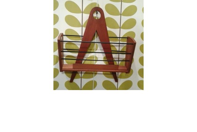 Porte revues mural en Teck