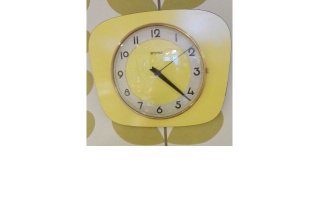 Horloge en formica jaune Manufrance