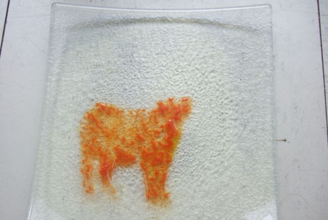 Petite assiette en verre artisanal motif vache  avec émail orange