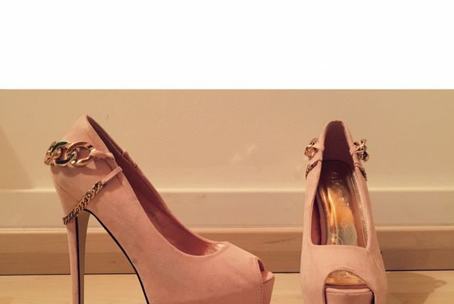 Chaussures nudes avec chainettes 