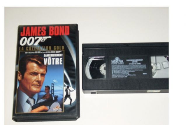 CASSETTE VHS JAMES BOND dangeureusement vôtre