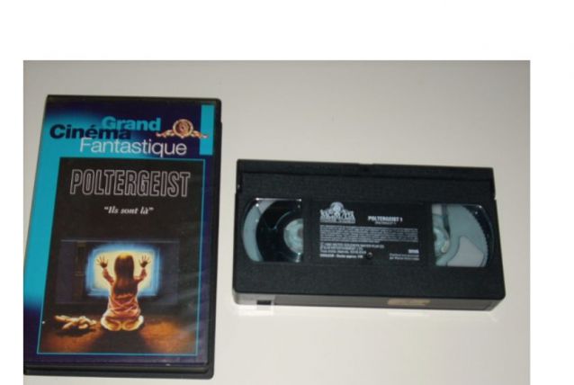 CASSETTE VHS poltergeist " ils sont là "