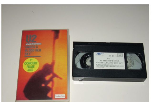 CASSETTE VHS U2 concert filmé " under a blood red sky "