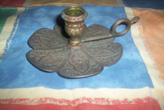 ANCIEN BOUGEOIR DE NUIT A MAIN FEUILLES ET FLEURS EN RELIEF