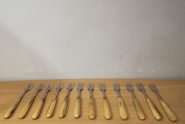 Set de 12 fourchettes à desserts en métal argenté