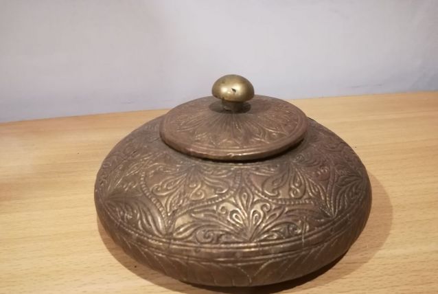 Boite en bois et métal avec motif floral en relief