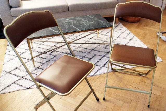 Duo de chaises vintage pliantes dorés et skaÏ marron