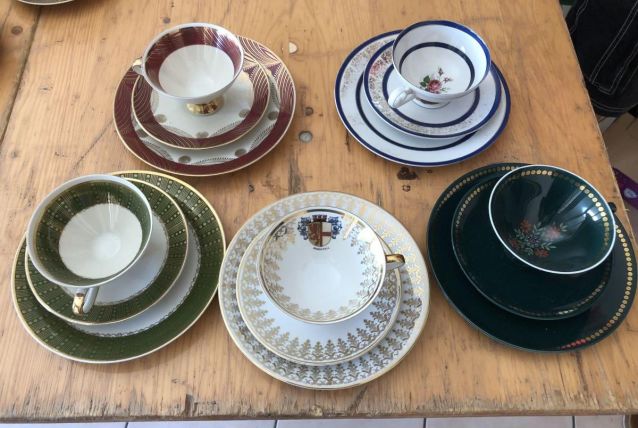 Lors de 5 tasses à café et leurs soucoupes