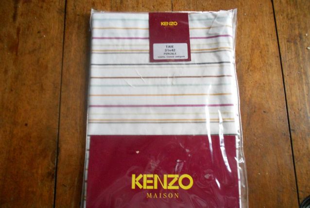 KENZO TAIE OREILLER  31X42 NEUVE BLANC RAYURES 