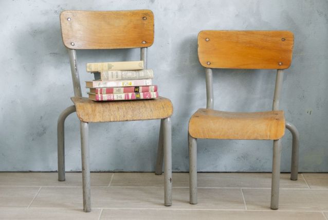 Chaises d'écolier anciennes