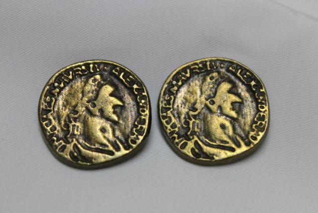 2 boutons ancien façon pièce de monnaie tête césar 