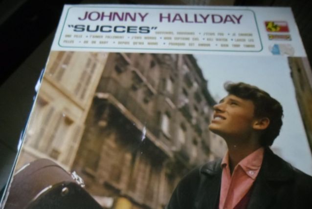 33T/LP JOHNNY HALLYDAY   SUCCES   MONDIO MUSIC 