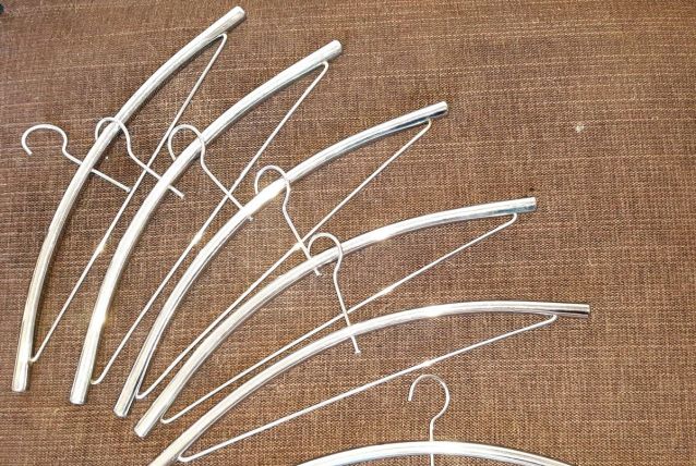 6 cintres en métal vintage