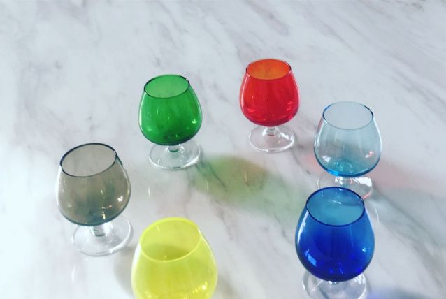 Verres à cognac multicolores