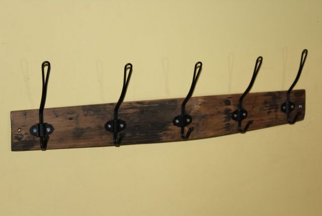 Porte  manteaux à partir de tonneaux recyclés.