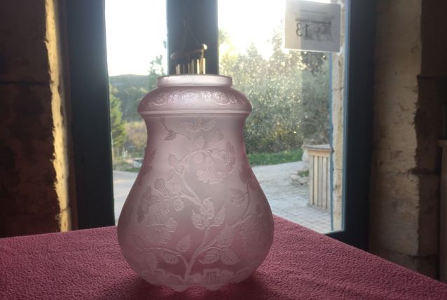 globe en verre rose gravé