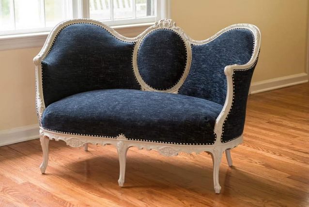 Petit canapé 2 places avec médaillon central