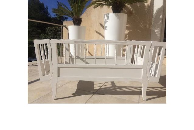 Lit bébé vintage en bois blanc 