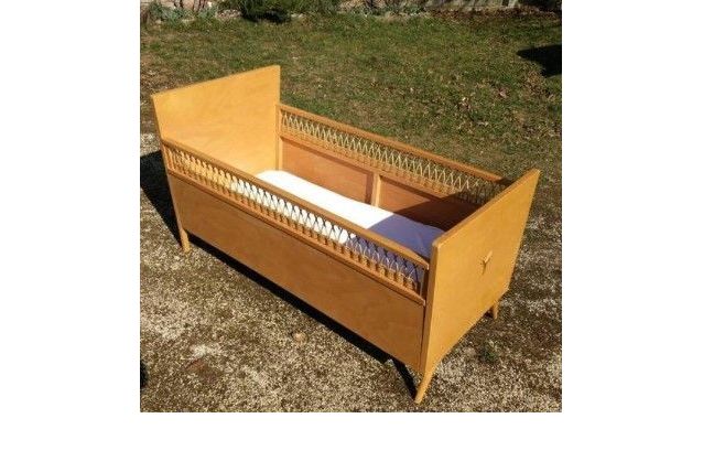 Véritable Lit enfant vintage des années 50 bois et osier