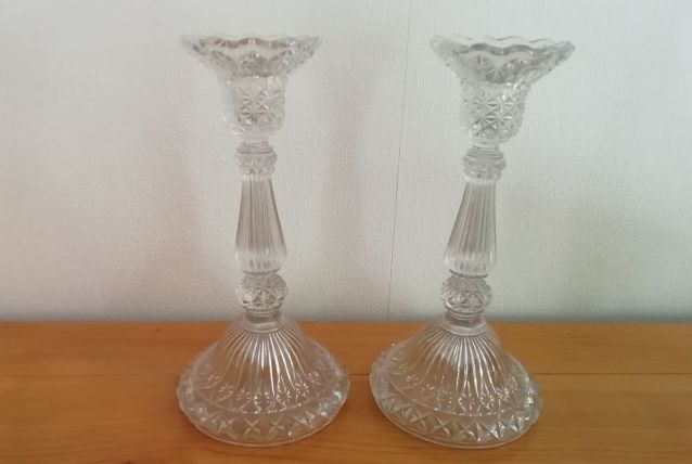 Paire de bougeoirs en verre