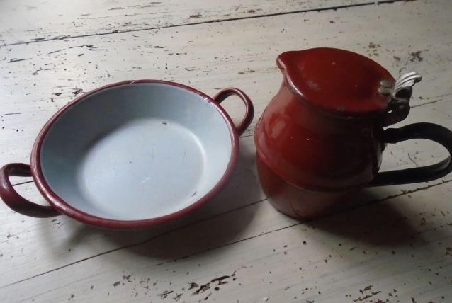 Plat à oeuf et pot couvert 