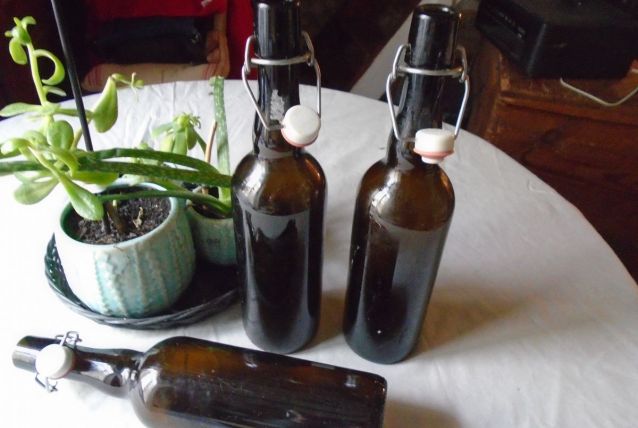 3 bouteilles en verre ambré