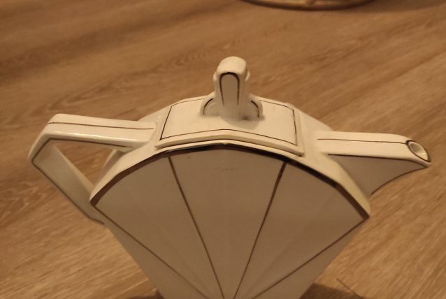 cafetière style Art Déco blanc et argenté