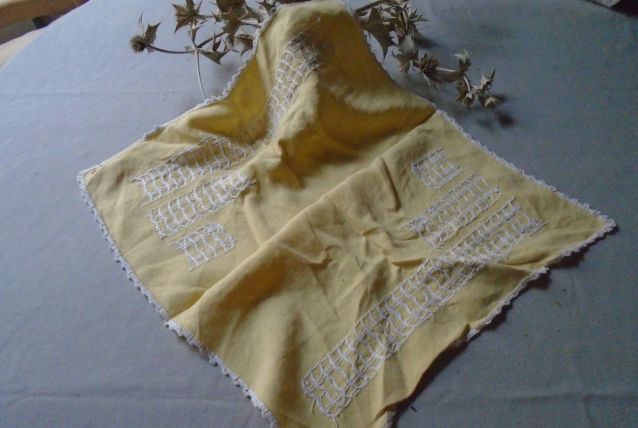 Napperon en coton brodé